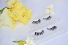 Load image into Gallery viewer, Lash Comparison: LADY (top) LUXE (bottom)